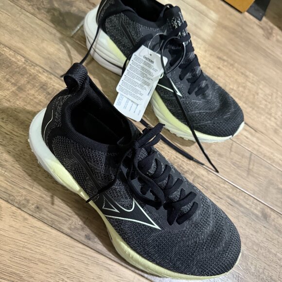 Mizuno Black and White Athletic Shoes - Picture 1 of 6